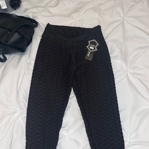 Size small/medium leggings with tag never worn with butt scrunch